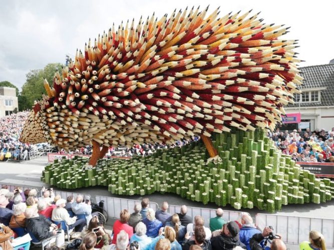 Um desfile na Holanda celebra Vincent van Gogh com carros alegóricos gigantes feitos de flores.