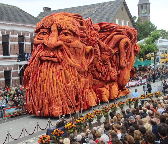 Um desfile na Holanda celebra Vincent van Gogh com carros alegóricos gigantes feitos de flores.