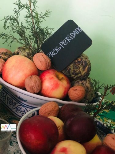 Mesa decorada com frutas e nozes. INSPIRAÇÃO E SUPER DICAS PARA A SUA MESA DE NATAL 2019