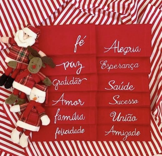 guardanapos vermelhos bordados com palavras amor, felicidade, gratidão.INSPIRAÇÃO E SUPER DICAS PARA A SUA MESA DE NATAL 2019 