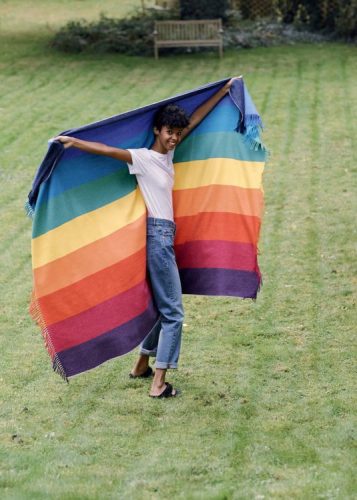 Maison&Objet , a maior feira de objetos, móveis e têxteis da Europa. Mulher segurando uma bandeira com as cores do arco-iris 