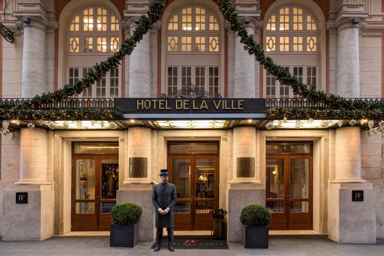 seis arvores de Natal mais luxosas do planeta. Missoni x Hotel de la Ville – Roma, Itália, foto da fachada do hotel
