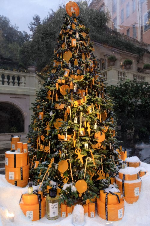 seis arvores de Natal mais luxosas do planeta. Acqua di Parma x Hotel de Russie – Roma, Itália com enfeites na cor da marca, laranja e ciaxas 
