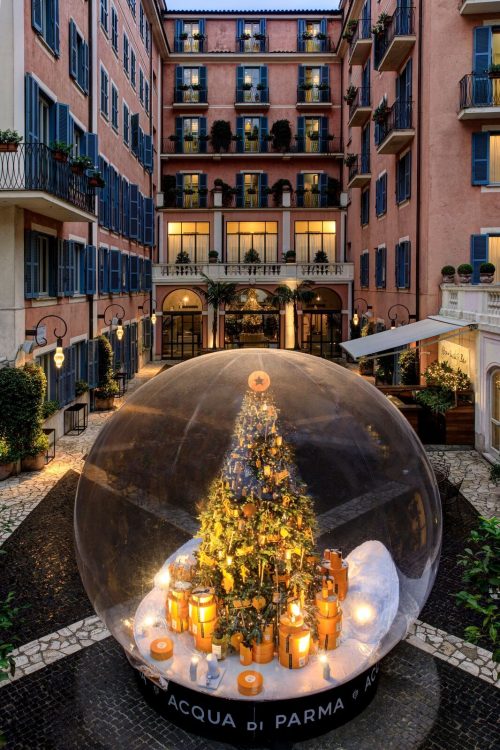 seis arvores de Natal mais luxosas do planeta. No meio do patio do hotel a arvore daAcqua di Parma x Hotel de Russie – Roma, Itália 