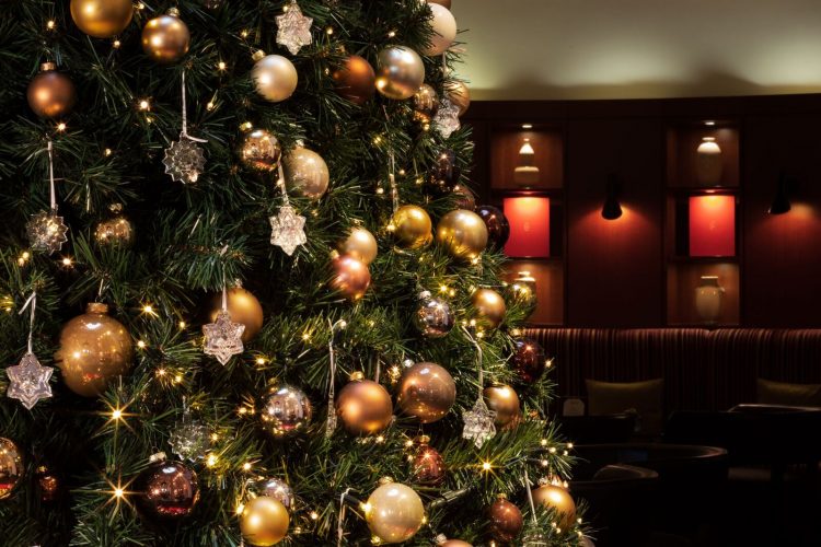 seis arvores de Natal mais luxosas do planeta. Baccarat x The Charles Hotel – Munique, Alemanha com enfeites de cristal da marca
