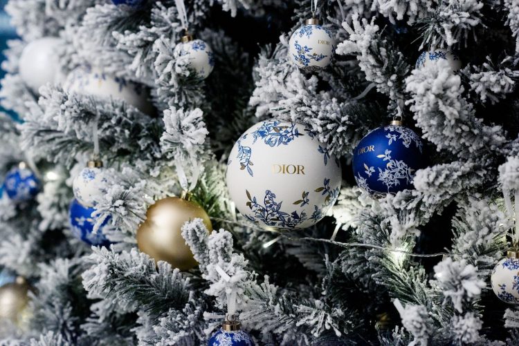 seis arvores de Natal mais luxosas do planeta. Dior x Hotel Astoria – São Petersburgo, Rússia, com bolas da marca Dior penduradas