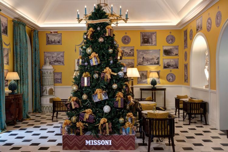 seis arvores de Natal mais luxosas do planeta. Missoni x Hotel de la Ville – Roma, Itália, arvore com presentes pendurados com a embalagem da marca