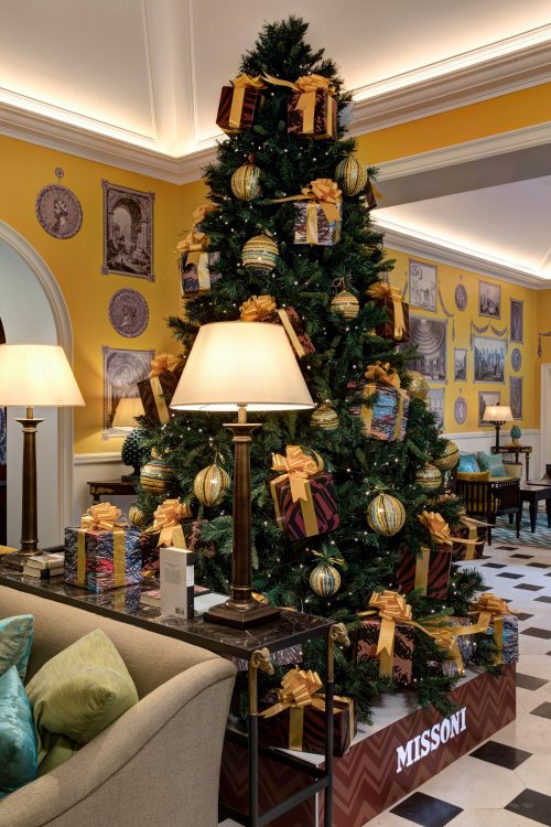 seis arvores de Natal mais luxosas do planeta. Missoni x Hotel de la Ville – Roma, Itália, bolas com as famosas listras da marca