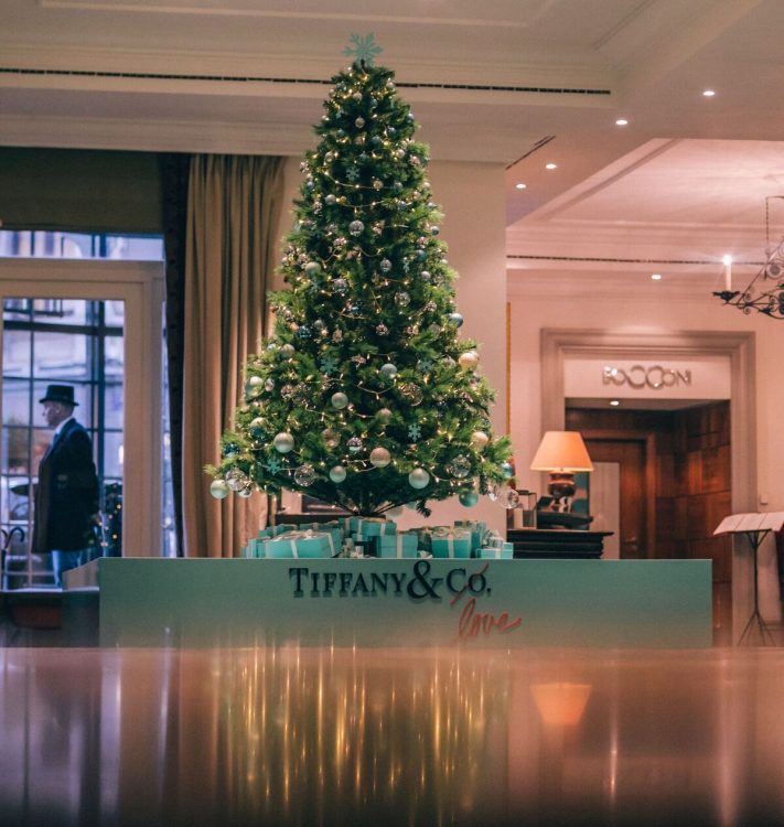 seis arvores de Natal mais luxosas do planeta.  Tiffany & Co. x Hotel Amigo – Bruxelas, Bélgica com caixas da cor azul Tiffany 