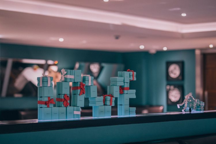 seis arvores de Natal mais luxosas do planeta.  Tiffany & Co. x Hotel Amigo – Bruxelas, Bélgica, caixas de presente na cor azul Tiffany