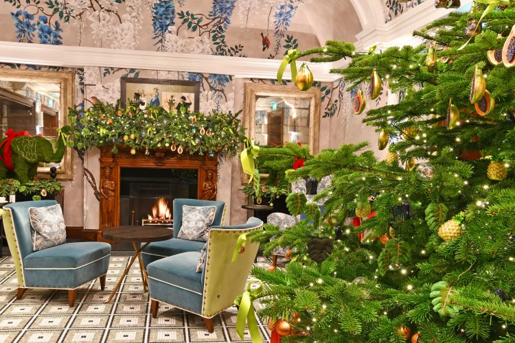 seis arvores de Natal mais luxosas do planeta. Paul Smith x Brown’s Hotel – Londres, Reino Unido, tema tropical com frutas adornando