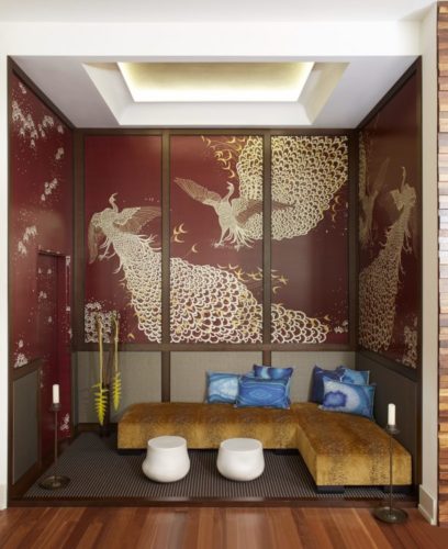 Loft em Ny, paredes com papel de parede com fundo vinho e pássaro chines, com banco de madeira embaixo 
