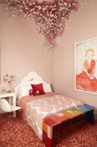 Loft em NY, quarto rosa com escultura de borboletas em cima da cama