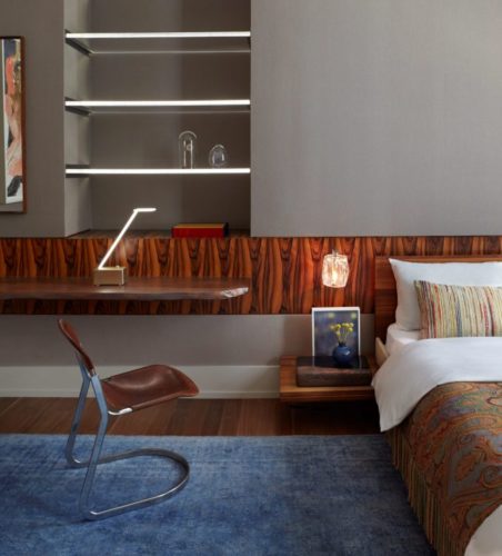 Loft em NY, quarto com paredes cinzas, cabeceira da cama em madeira vintage jacaranda ;