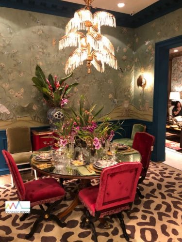 Ambiente com mesa de jantar posta e lustre de cristal