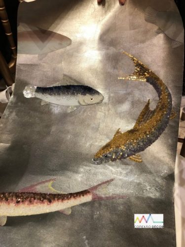 Papel de parede pintado e bordado á mão, fundo cinza com peixes bordados