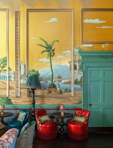 Papel de parede pintado á mão, tema com desenhos da India no fundo amarelo.