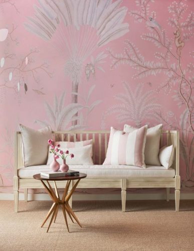 Papel de parede pintado á mão, fundo rosa com palmeiras brancas.
