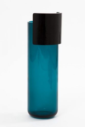 Algumas das novas apostas do design na M&O , vaso cilíndrico azul com uma borda preta larga na metade