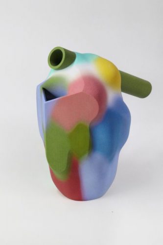 Algumas das novas apostas do design na M&O , uma jarra multi colorida que parece o coração 