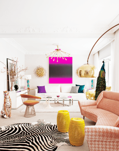 Estampa animal print na decoração. Tapete de zebra no aparteamento moderno, com sofá rosa .