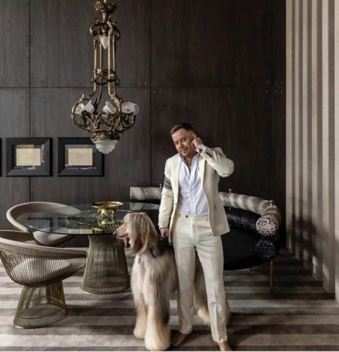 Arquiteto Henrique Steyer na foto com um cachorro