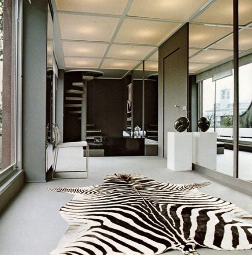 Estampa animal print na decoração, tapete de zebra em um hall de entrada largo