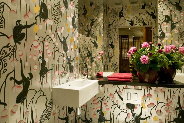 Estampa animal print na decoração, papel de parede com macacos na parede do lavabo.