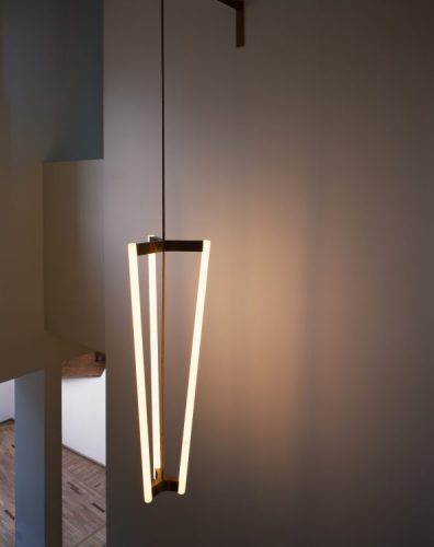 Michael Anastassiades, Designer do ano da Maison Objet. Luminaria pendente com três lampadas tubulares criando quase um triangulo em pé