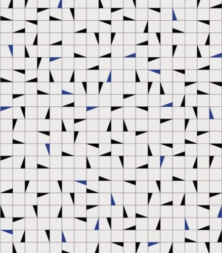 Painel de azulejos brancos e detalhes em azul e preto