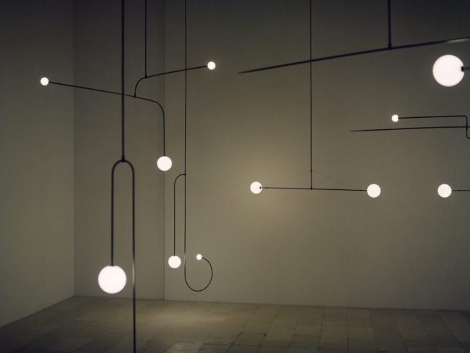 Michael Anastassiades, Designer do ano da Maison Objet. Luminarias com o desenho do design, linhas retas ou curvas com uma esfera iluminada na ponta.