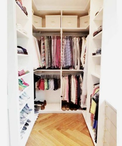 3 dicas para montar um closet funcional pequeno, feito de madeira sob medidas e todo pintado de branco .