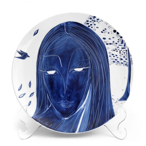 Prato de porcelana pintado á mão, um rosto feminino todo em azul e branco