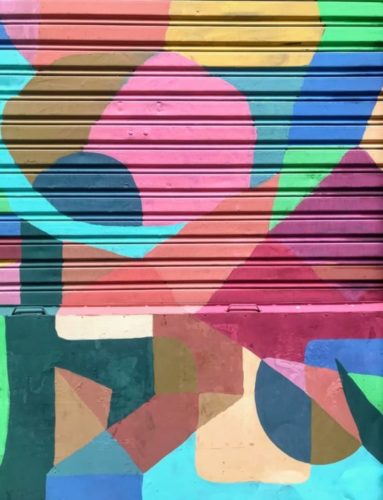porta pantográfica pintada estilo grafiti, toda colorida com desenhos geométricos