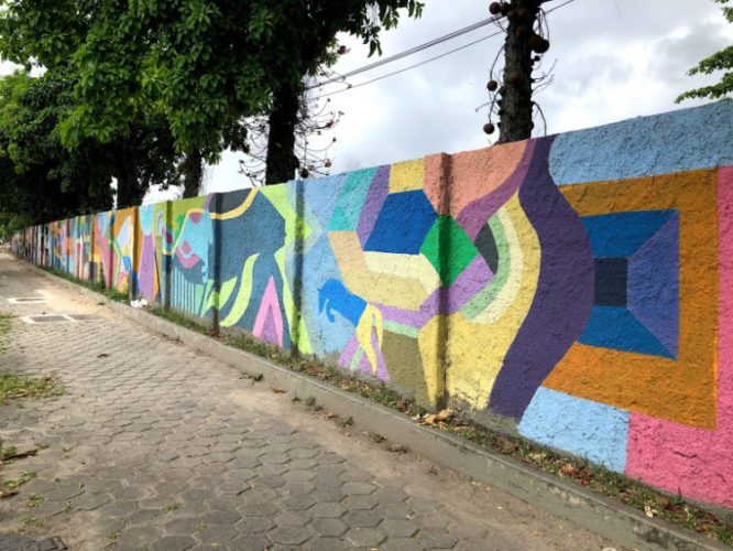 Muro do Jockey Club no Rio, todo colorido com desenhos geométricos. 