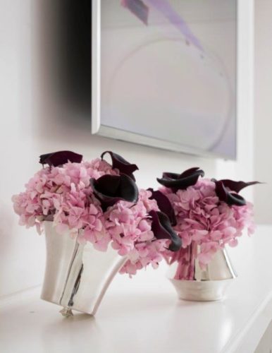 Em parceria com Anna Carolina Bassi-St. James lança coleção Femme. Dois vasos em prata com hortencias rosas