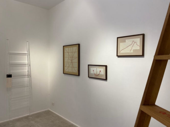 Ambiente de uma galeria de artes plasticas, paredes brancas e quadros pendurados