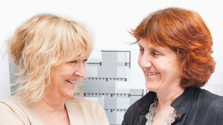 Foto de duas mulheres de perfil, Prêmio Pritzker de Arquitetura em 2020 - maior prêmio mundial da arquitetura - para Yvonne Farrell e Shelley McNamara