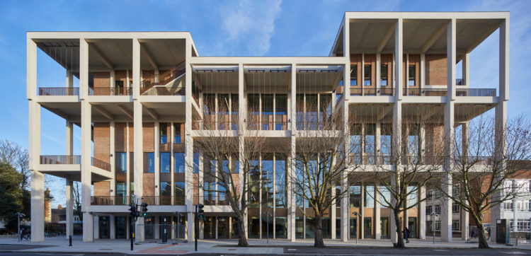 Foto de um predio de tijolhinhos, com sacadas e um pé direito alto com janelas do piso ao teto.Recém inaugurada Kingston University Town House em Londres 