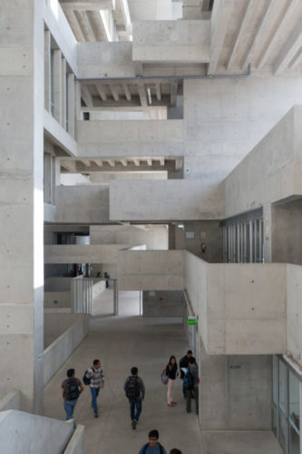 Foto por dentro de uma construção toda em cimento, com sacadas em cada andar.Universidade de Engenharia e Tecnologia (UTEC) em Lima, Peru - Foto: Iwan Baan