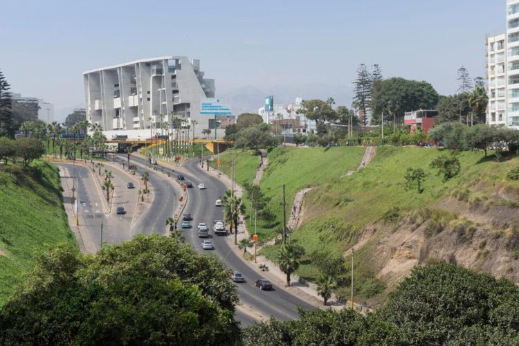 Foto de um prédio cinza alto, visto de longe, no topo de uma via . Universidade de Engenharia e Tecnologia (UTEC) em Lima, Peru - Foto: Iwan Baan