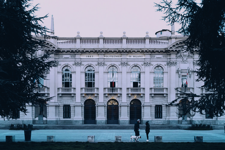  revela como enxergam a quarentena os principais fotógrafos de arquitetura do mundo. BairroLambrate-Città Studi, em Milão, prédio antigo em frente a uma praça vazia