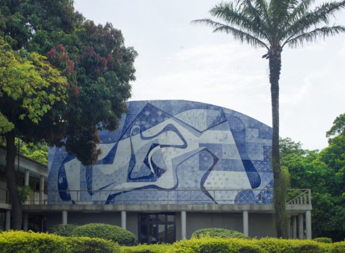 A história da arte nas paredes cariocas, livro sobre painéis e mosaicos..Roberto Burle Marx - Painel de azulejos no Pavilhão Athur Neiva. Fiocruz - Manguinhos  