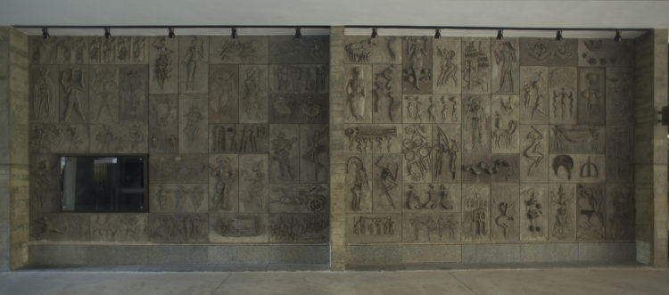 A história da arte nas paredes cariocas, livro sobre painéis e mosaicos.Carybé - Painel em concreto - Teatro da Caixa. Av. Chile, Centro  