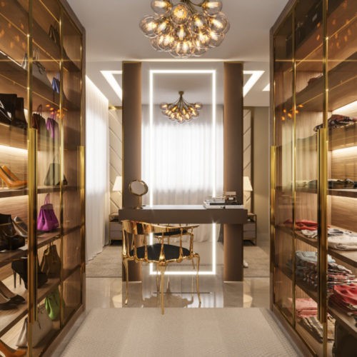 Sofisticação em apartamento com 100m². Closet com armários dourados com vidro e iluminação