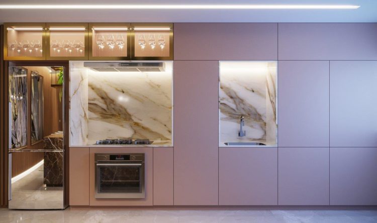 Sofisticação em apartamento com 100m². Cozinha com armarios rosa. geladeira espelhada a revestimento de mármore no nicho do fogão e cuba