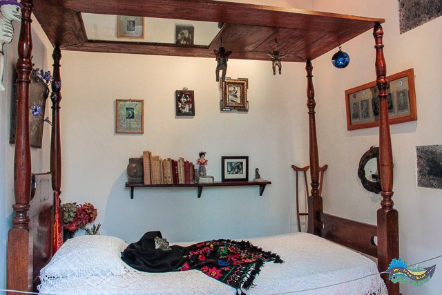 Cama de madeira com pés altos e teto . Frida Kahlo museu