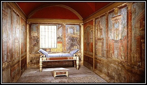 Imagem de um quarto na Roma Antiga. Paredes todas pintadas com desenhos e uma pequena cama ao fundo.