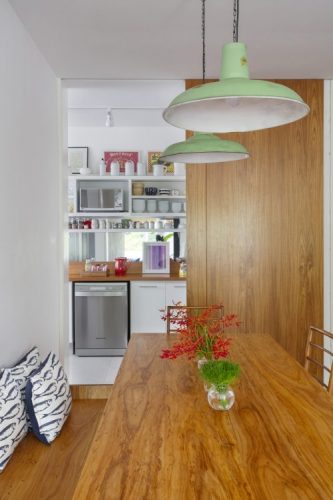 Cozinha com estilo. Cozinha que integra a sala com um porta de correr em madeira