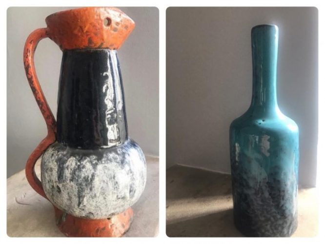 duas peças em cerâmica, uma jarra com o corpo preto e a alça laranja e outra um vaso turquesa com a boca alta e fina